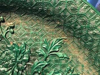 Un plat en laque verte &agrave; d&eacute;cor floral, Chine, 19/20&egrave;me